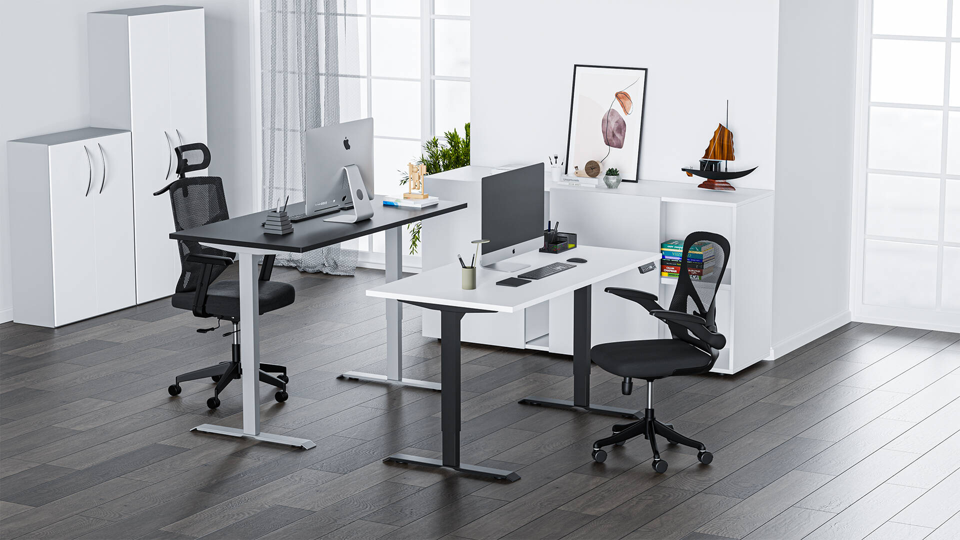 Elektrisch höhenverstellbarer Schreibtisch im Büro